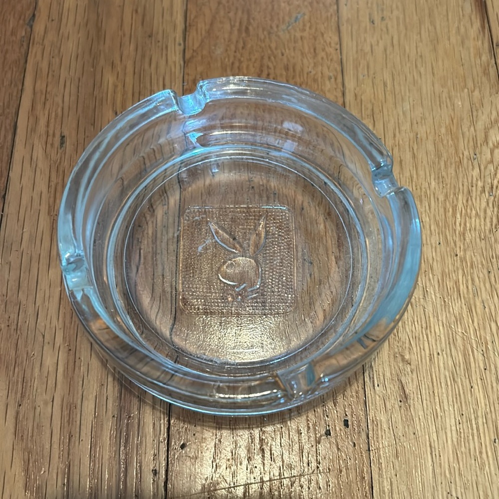 PLAYBOY BUNNY VINTAGE ICONIC 1970 PLAYBOY BUNNY CLUB CLEAR GLASS ASHTRAY
